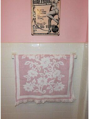 Vintage Pink & White Reversable Fieldcrest Floral Bath Towel w/ Fringe